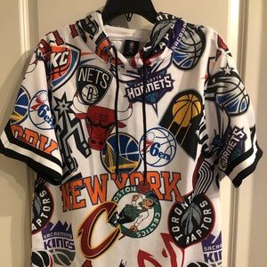 NBA Short Sleeve Hoodie, size large